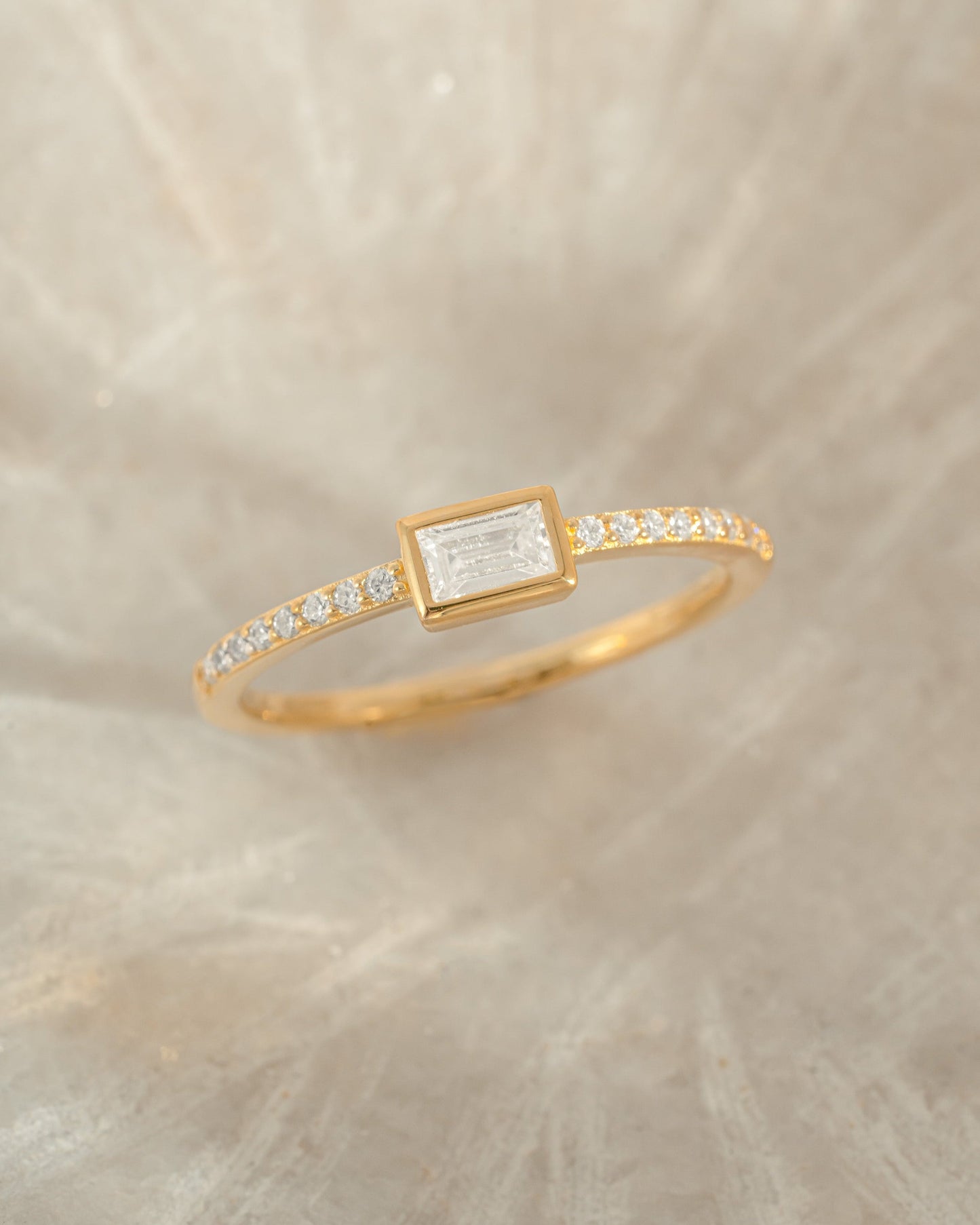 Baguette Ring w Pavé Band
