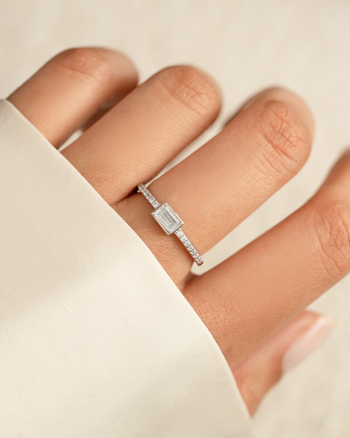 Baguette Ring w Pavé Band