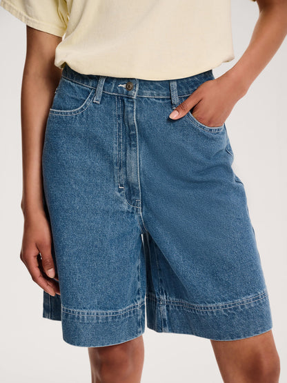 Robbie Shorts in Mid Wash